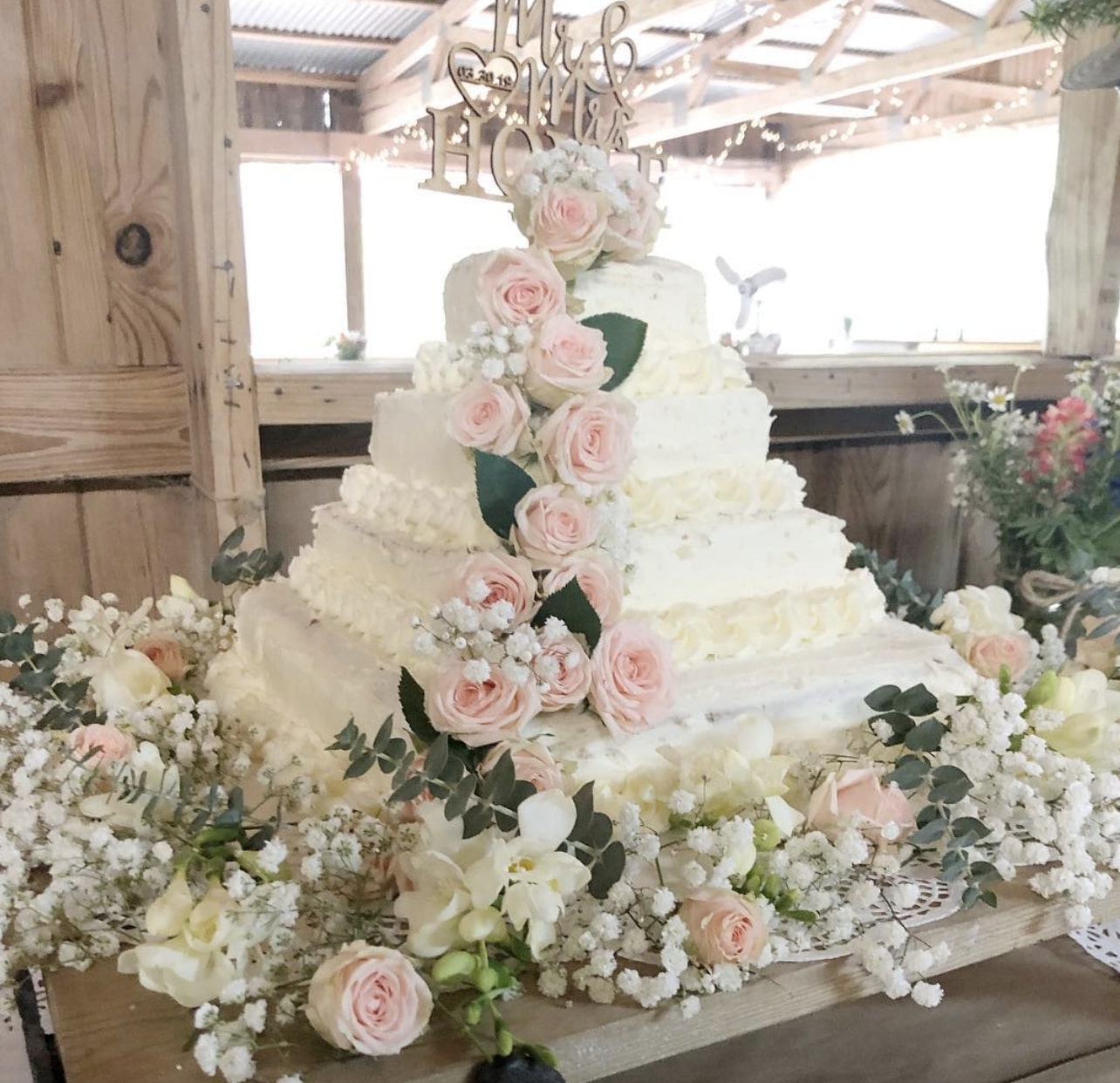 Couple Turns Costco Sheet Cakes Into Huge, Beautiful Wedding Cake