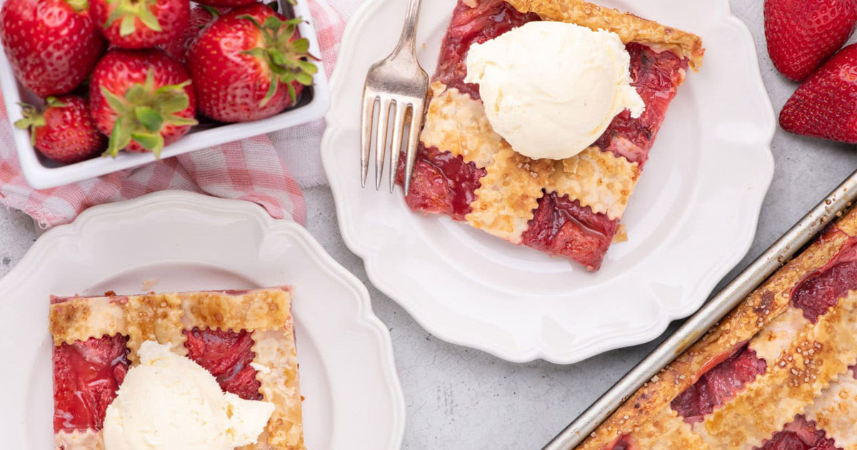 How to Make Easy And Light Strawberry Slab Pie