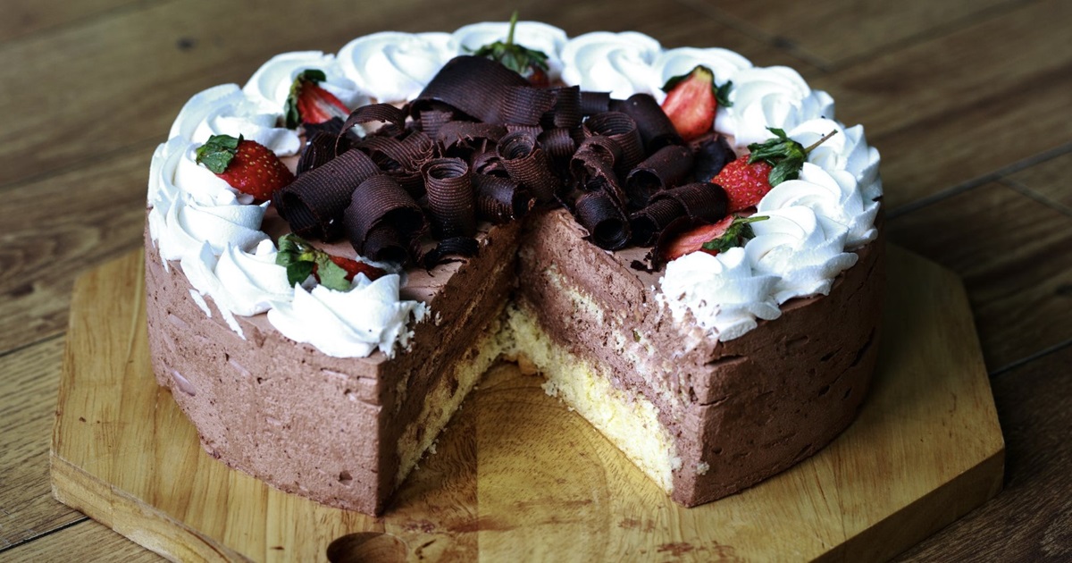 This Viral Video Shows How to Quickly & Easily Store Cake in a Fridge