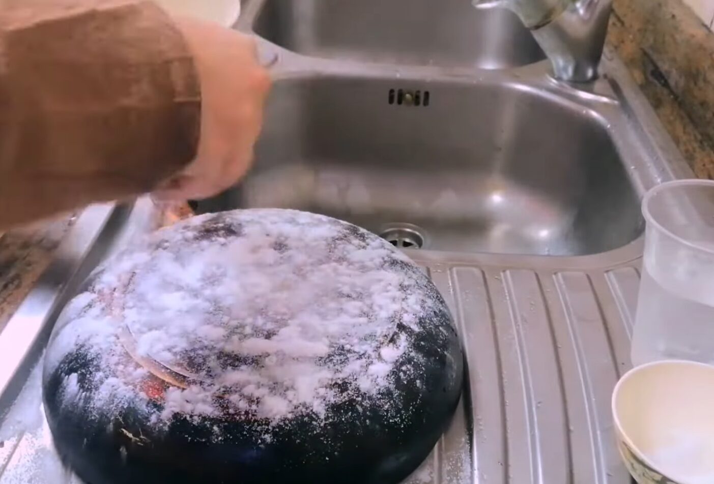 clean a pot with salt