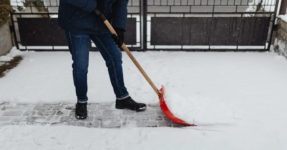 How to Remove Snow From the Driveway Without a Shovel
