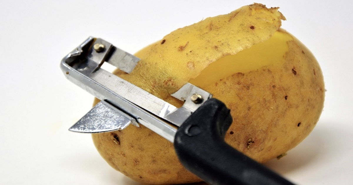 Here’s How to Use a Potato Peeler the Right Way