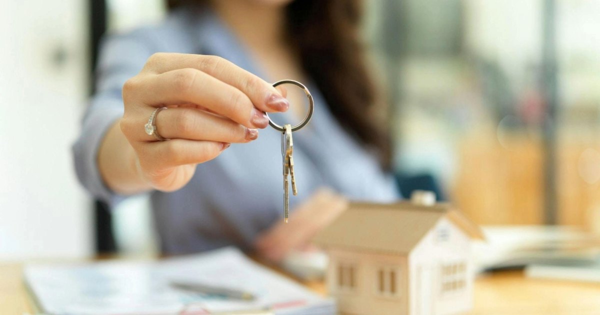 Top Benefits of Using a Container Storage Pick-Up Service When Staging and Selling Your Home