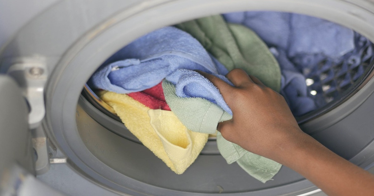 How Long Can Wet Clothes Sit in the Washer Before Rewashing?