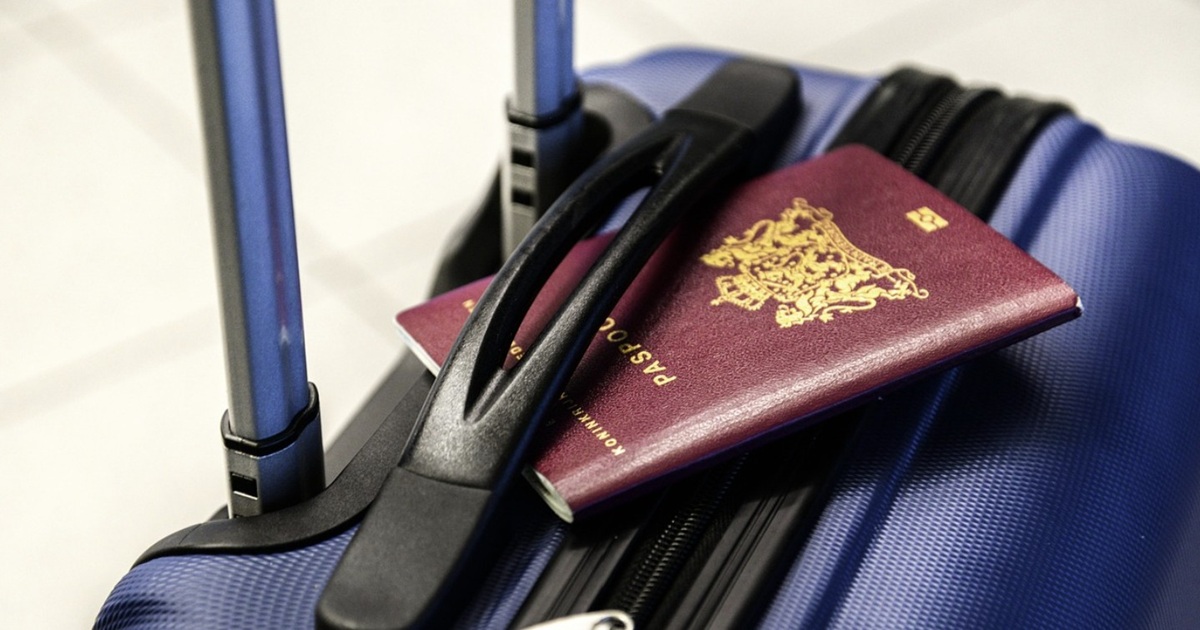 Should You Tie a Ribbon to Your Luggage? What Baggage Handlers Actually Mean