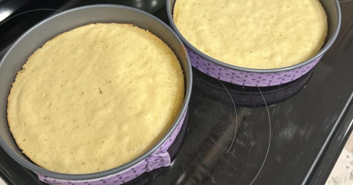 Why Do Bakers Wrap Wet Strips Around Cake Pans?