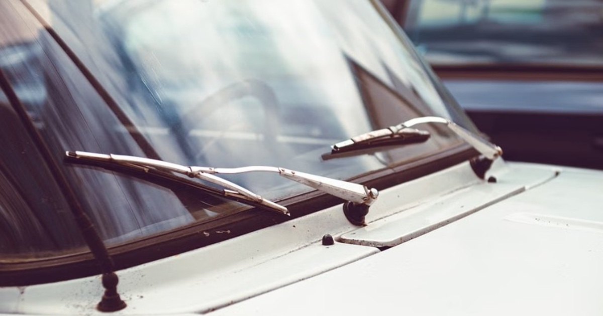 Why Do Drivers Leave Their Windshield Wipers Up When Parked?