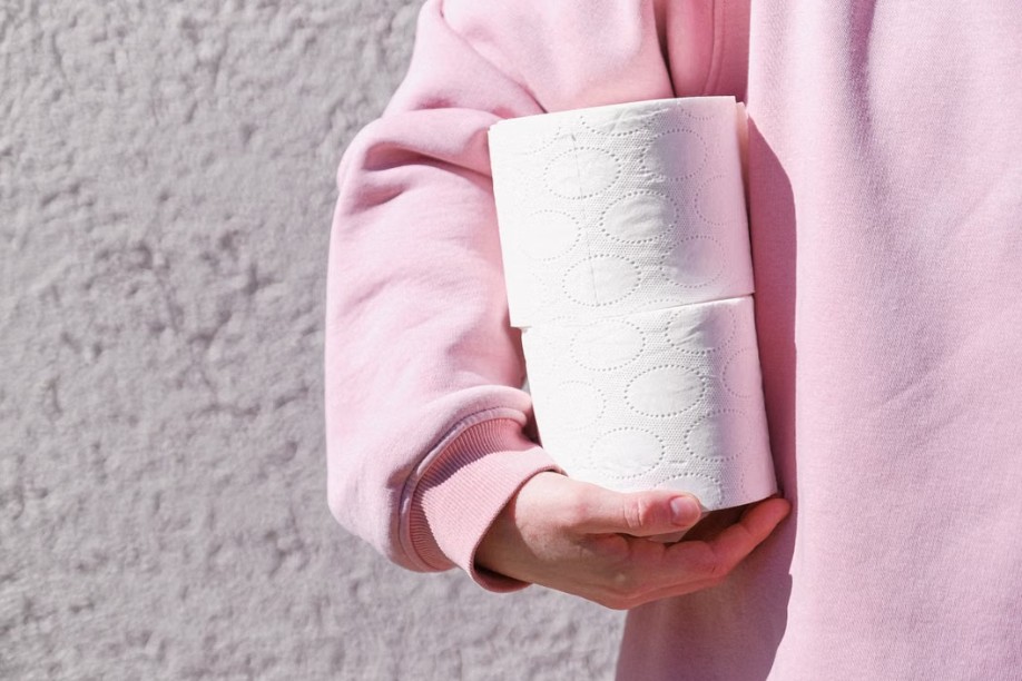 holding toilet papers